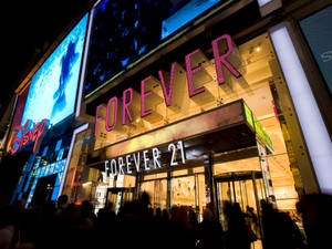 Foerver 21 Fashion Store At Night Wallpaper