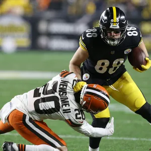 Football Action Tackle Steelersvs Browns Wallpaper