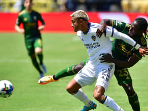 Football Athlete Julián Araujo With Yimmi Chara 2022 Match Wallpaper