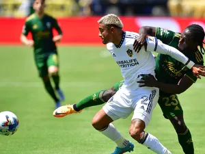 Football Athlete Julián Araujo With Yimmi Chara 2022 Match Wallpaper