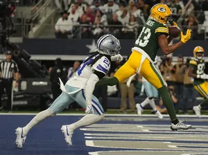 Football Catchin Action Wallpaper