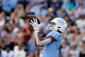 Football Catchin Action Wallpaper