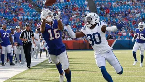 Football Catchin Action Wallpaper