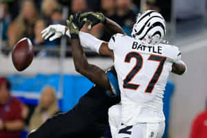 Football Player Battle27 Interception Attempt Wallpaper