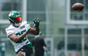 Football Player Catching Practice Breece Hall Wallpaper