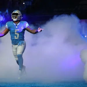 Football Player Entrance Smoke Wallpaper