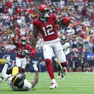 Football Player Evades Tackle During Game Wallpaper