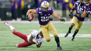 Football Player Evades Tackle During Game Wallpaper