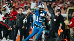 Football Player Number15 Action Shot Wallpaper