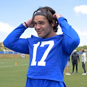 Football Player Number17 Practicing Outdoors Wallpaper