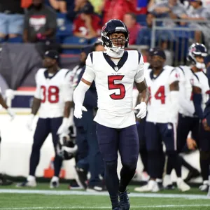 Football Player Number5 On Field Wallpaper