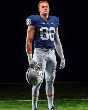 Football Player Portrait Mike Gesicki88 Wallpaper