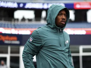 Football Player Pre Game Concentration Wallpaper