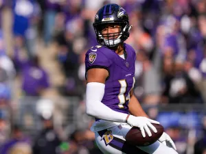 Football Playerin Purple Uniform Number14 Wallpaper