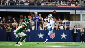 Football Punterin Actionat Stadium Wallpaper