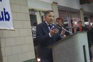 Formal Attire Of Dennis Kucinich Wallpaper