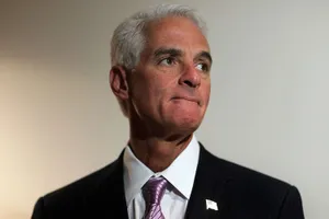 Former Governor Charlie Crist Appearing Worried During A Public Event Wallpaper