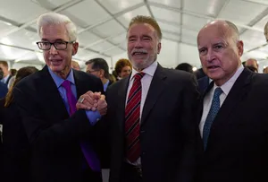 Former Governor Gray Davis Engaging With Fellow Politicians Wallpaper