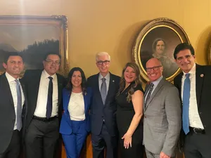 Former Governor Gray Davis With Fellow Politicians Wallpaper