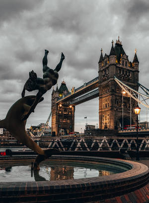 Fountain Near Tower Bridge Wallpaper