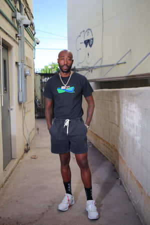 Freddie Gibbs Alley Pose Wallpaper