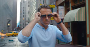 Free Guy Cool Sunglasses Wallpaper