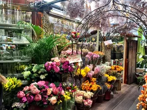Fresh And Vibrant Flower Market Display Wallpaper