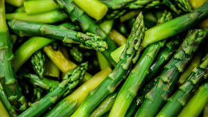 Fresh, Green Asparagus Spears Wallpaper