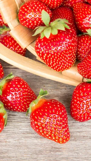 Fresh Red Strawberries Close-up Wallpaper