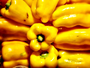 Fresh Yellow Bell Pepper On A Chopping Board Wallpaper