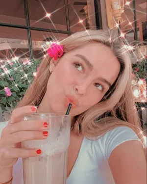 Fun-loving Sisters Charli And Addison Wallpaper