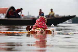 Ganesh 4k Emerging From The Water Wallpaper