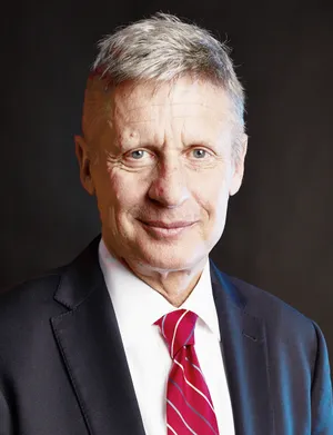 Gary Johnson Outfitted In A Black Suit Wallpaper