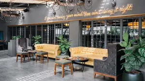 Gawky Goose Couches And Chairs Wallpaper