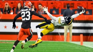 George Pickens Incredible Catch Wallpaper