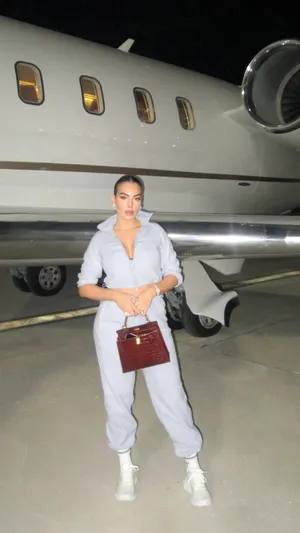 Georgina Rodríguez Stylish Airport Look Wallpaper