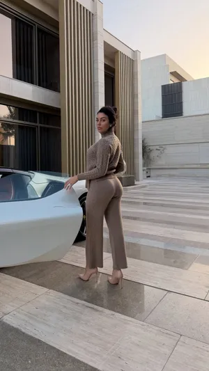 Georgina Rodríguez Stylish Outfit Wallpaper