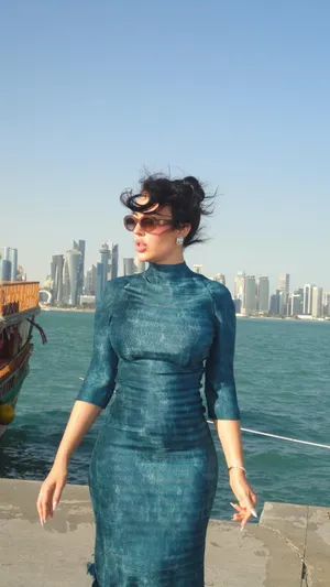 Georgina Rodríguez Stylish Waterfront Look Wallpaper