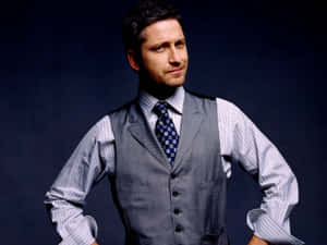 Gerard Butler In Dapper Fashion Wallpaper