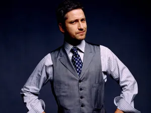 Gerard Butler In Dapper Fashion Wallpaper