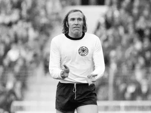 German Football Athlete Günter Netzer Uefa Qualifying Match 1975 Wallpaper