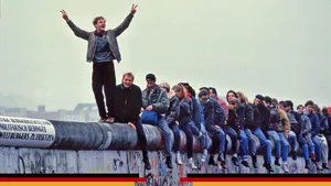 Germans Celebrate The Fall Of Berlin Wall Wallpaper