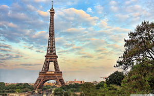 Get Lost In The Beauty Of The Eiffel Tower In Paris Wallpaper