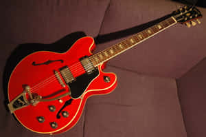 Get Lost In The Soulful Tone Of The Classic Gibson 335 Guitar. Wallpaper