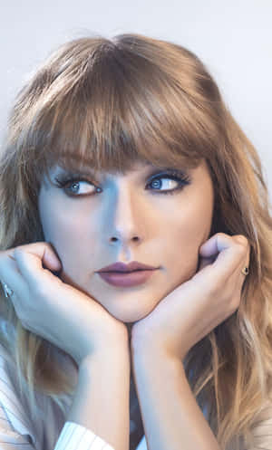 Get The Latest Taylor Swift Iphone To Stay Connected And Show Your Fan Love. Wallpaper