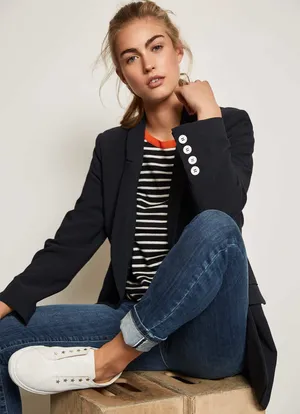 Get The Perfect Casual Dress Look With This Little Navy Blue Blazer Wallpaper