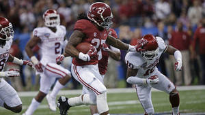 Giant Football Player Derrick Henry Wallpaper