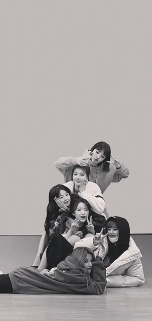 Gidle Group Pose Monochrome Wallpaper