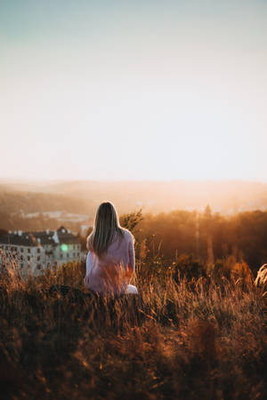 Girl On Hill Pemandangan Wallpaper