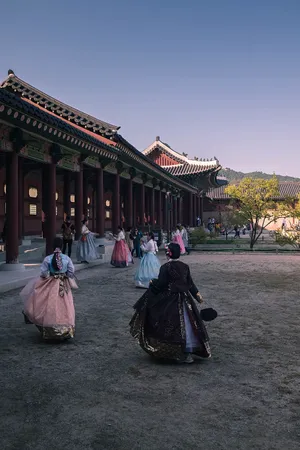 Girls In Hanbok At Gyeongbokgung Palace Wallpaper